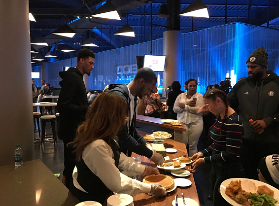 前方直击篮网感恩节活动 球迷盼着林书豪复出