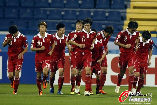 亚洲杯-中国2-0完胜10人科威特 邓卓翔电梯球