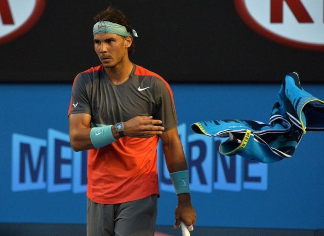 纳达尔引领网球恶心潮 擦汗毛巾扔向球童