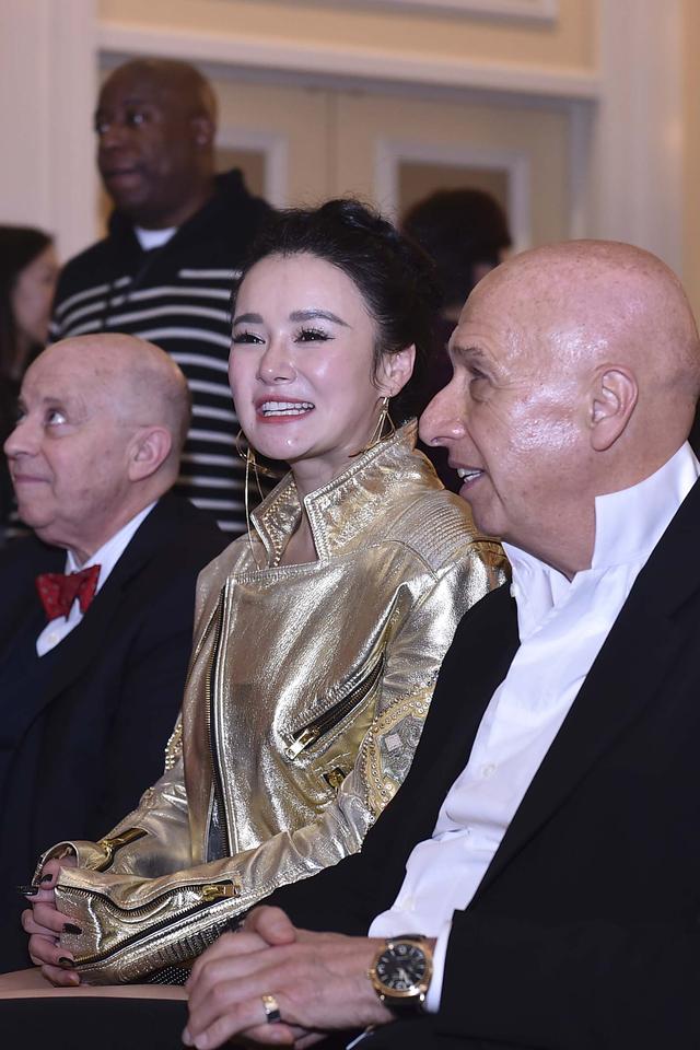 邹市明娇妻:输比赛也有奖励 老公我们去斐济