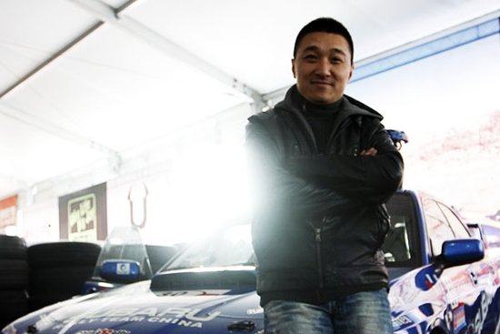 黄锐张掖站新换三菱车 从此脱蓝衫变身红军人