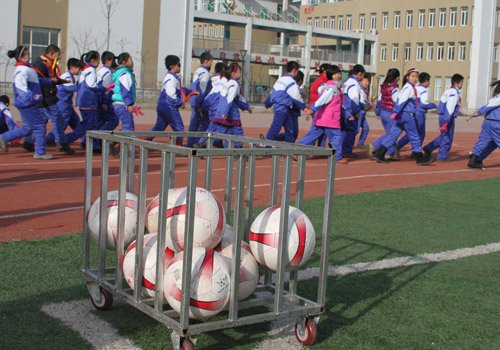 沈阳朝鲜族学校校长:全校踢球 不踢球不男人