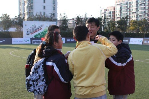 成耀东:足球从幼儿园抓起 天赋+勤奋创造人才