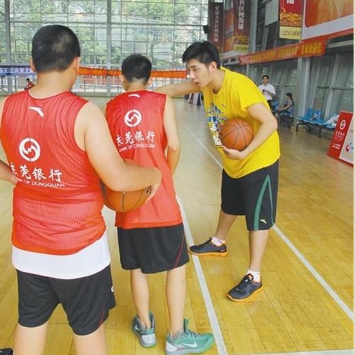 东莞掀青少年篮球狂热 广东内线新星客串教练