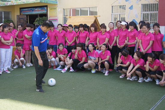 志丹足球校长指导员培训班 幼师体验足球教学