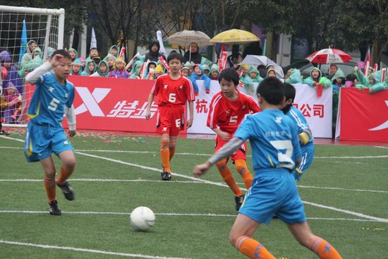 上教院附小获浙江足球联赛冠军 校长冒雨观战