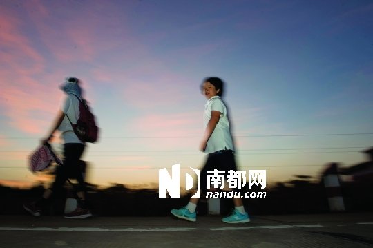 父亲磨炼8岁女孩 从深圳徒步700公里回湖南