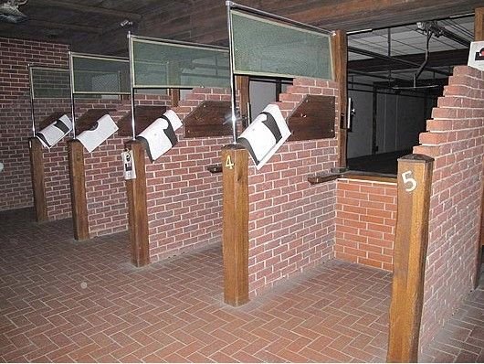 室内射击场攀岩练身体图片