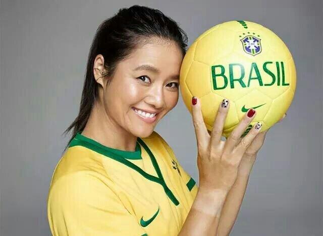 李娜跨界拍世界杯宣传照 身着巴西队服(图)