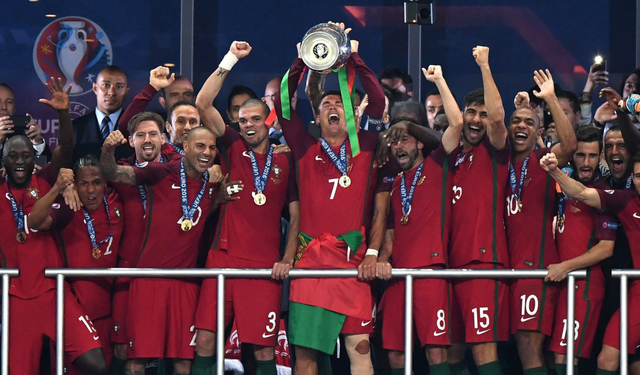 首冠!葡萄牙捧杯 欧洲杯历史第十支冠军队诞生