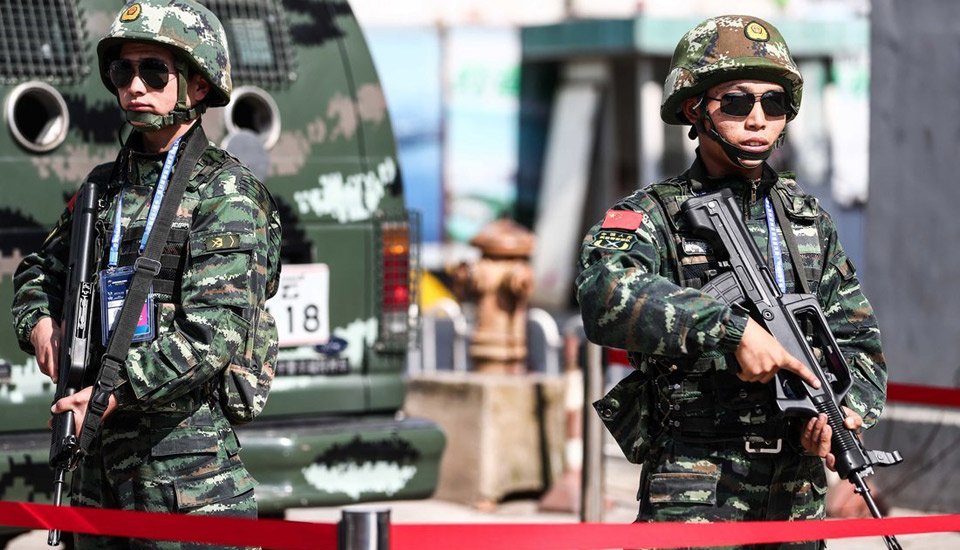 国足体育场外安保森严 武警全副武装持枪警戒