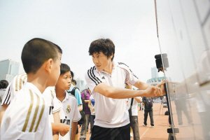 深圳校园足球建科学培训体系李玮锋公司驰援
