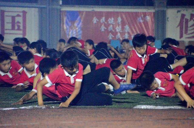 开幕式幕后感人故事:母亲过世 小演员含泪回归