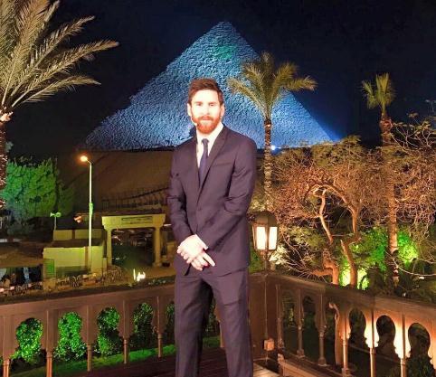 Messi photo Egyptian pyramids friends: he is the eighth wonders of the world