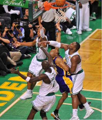 老照片:他是科比最信赖队友 以一敌三杀死绿军