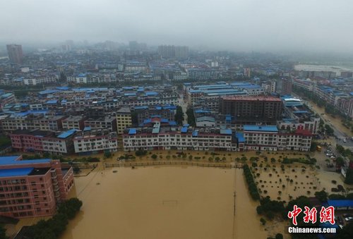 湖南道县大暴雨致内涝严重民众街道捕鱼