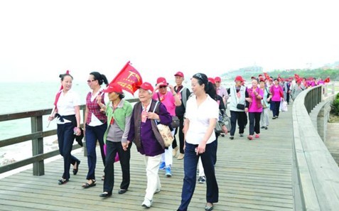 青岛市福彩养老院组织老人游览雕塑园(图)