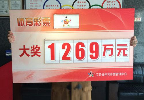 姐夫当“护法” 90后小伙遮面领走1269万(图)