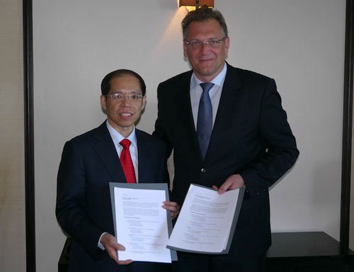 中国足协与国际足联签技术合作协议 张剑签字