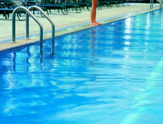 女童不学游泳被教练扔泳池 挣扎休克致脑死亡