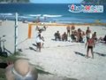 视频：落选小罗悠闲玩沙滩足球 不谈巴西出局