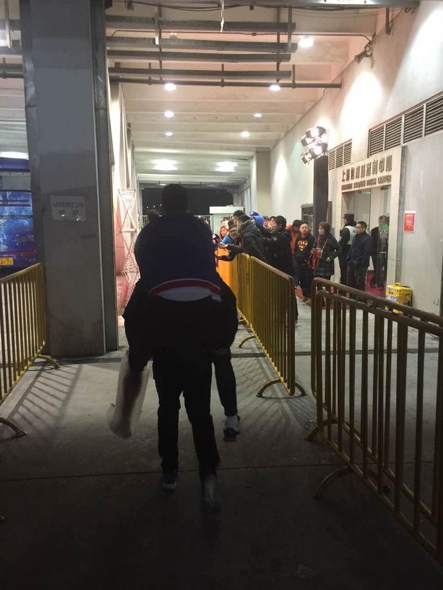 曝莫雷诺小腿受伤赴医院确诊 登巴巴腿被划伤