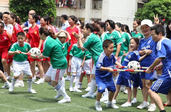 深圳梅林小学足球文化节 亲子足球游戏获普及
