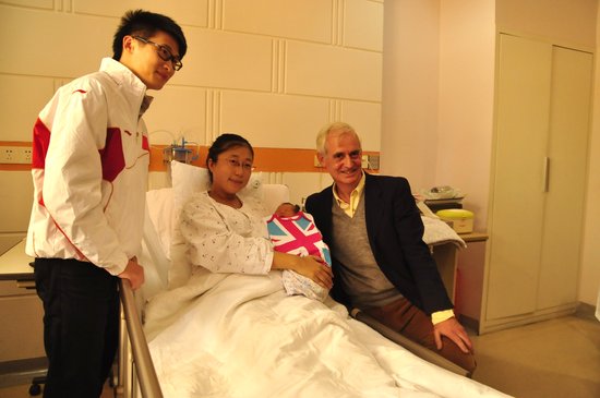 英国驻广州总领事与奥运冠军为新生命送祝福