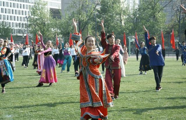 最炫民族风!中央民大千名学子同跳民族韵律操