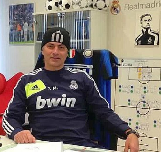 穆帅皇马办公室曝光 蓝黑战袍见证国米挚爱!