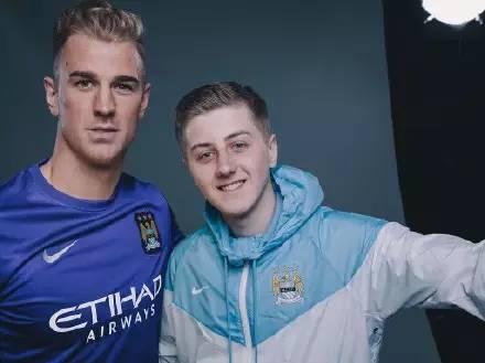 曼城西布朗发布新球衣 萨巴莱塔弗莱彻同展示