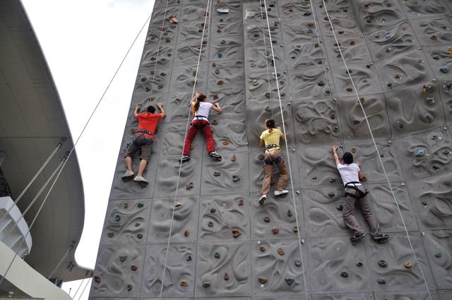 青少年攀岩赛事竟放到人流如织的商场里?_体育_腾讯网