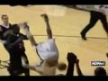视频：耍酷失败 扣篮后玩空翻整个人砸地上