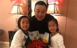 刘国梁生日收双胞胎女儿鲜花
