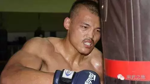 中国金腰带拳王每天坐50站地铁 靠打杂为生