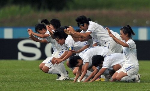 读图时代：韩国女足再现赛场跪谢