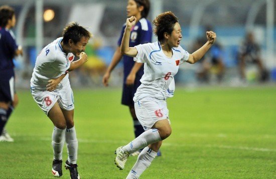 中国女足夺冠被赞真心英雄 日本队员痛苦倒地 