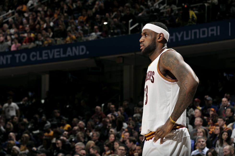 【球星】詹姆斯集锦 连续610场得分上双送背身