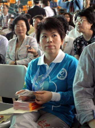 邓亚萍出席世博北京周活动 穿志愿者风格服装
