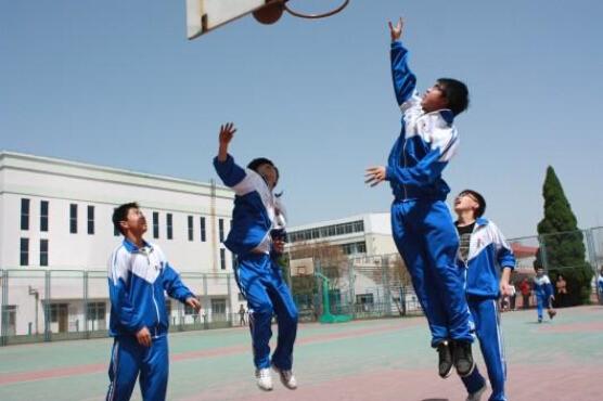 高中生体育课上打闹致骨折校方被判赔11万_体育_腾讯网