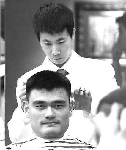 姚明新发型迎战易建联大姚连胜都始于首胜