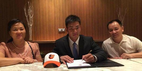 签约MLB第一人!中国19岁小将赴美打棒球_体