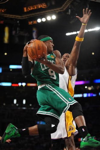 朗多季后赛三双数达5次 超越邓肯紧赶詹姆斯