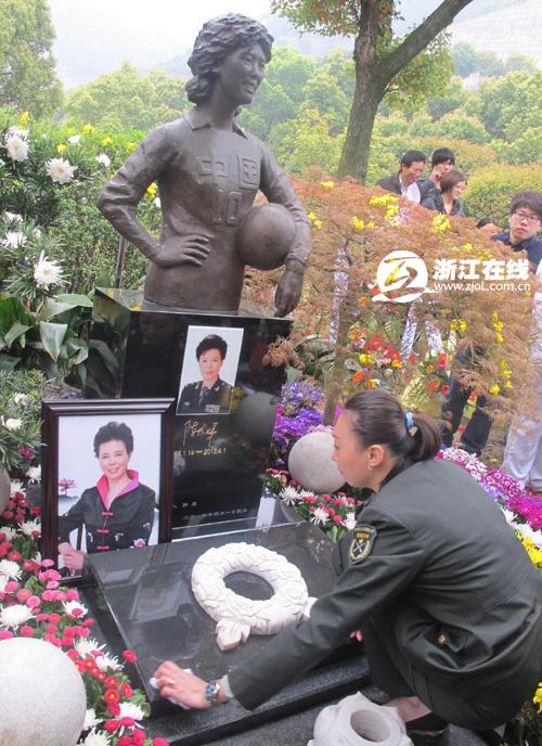 陈招娣逝世1周年回杭安葬 周苏红宋世雄到场_体育_腾讯网