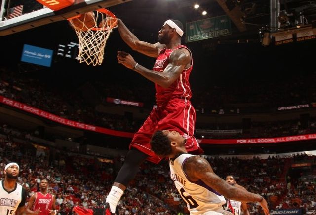 12月十佳球:詹皇喋血骑扣 利拉德连续绝杀