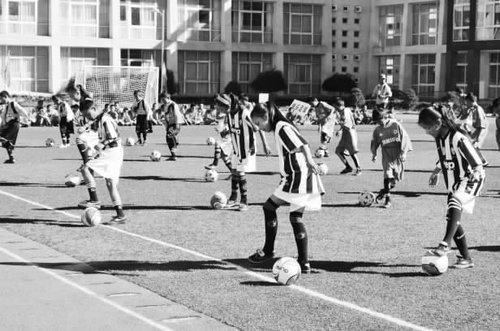 拉萨校园足球节开幕 小球员表演足球盘带技巧