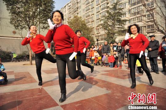 郑州社区"老年舞蹈队"广场热舞小苹果.周小云摄