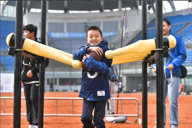橄榄球热情点燃京城寒秋 一高校卫冕大学碗