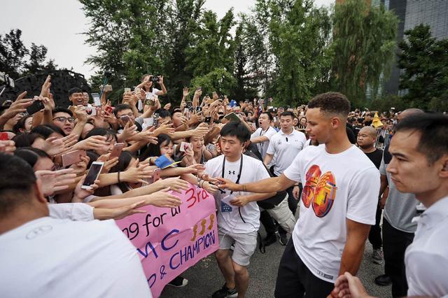 库里中国行Get新技能 与美女尬舞挑战两大冠军_体育_腾讯网