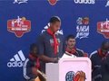 视频：NBA关怀活动 哈里斯代表球队互赠礼物